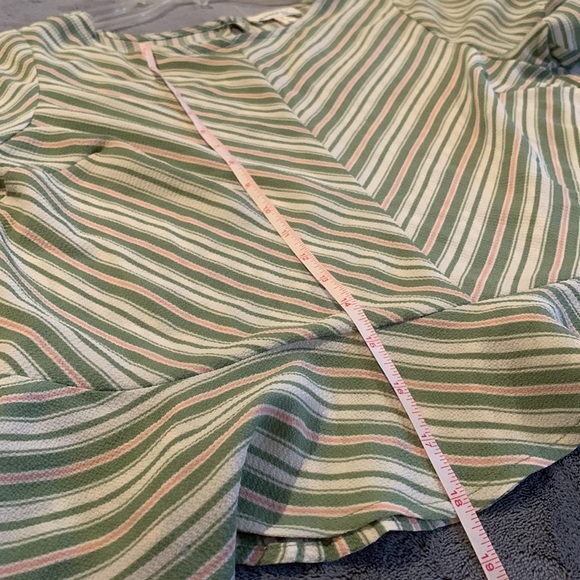 Crop top blouse with ruffled sleeves and bottom. - Picture 4 of 4